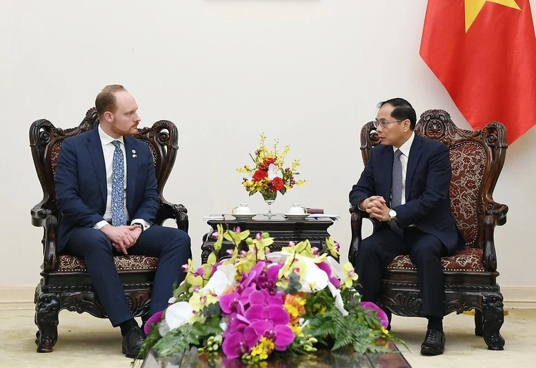 Phó Thủ tướng, Bộ trưởng Bùi Thanh Sơn đề nghị Quốc hội Thụy Điển thúc đẩy các nước thành viên EU sớm phê chuẩn Hiệp định EVIPA qua đó mở ra cơ hội hợp tác mới cho cộng đồng doanh nghiệp, nhà đầu tư hai nước - Ảnh: VGP/Hải Minh