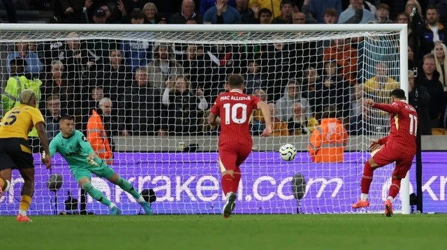 Mohamed Salah ghi bàn từ chấm phạt đền... đưa Liverpool bay lên đỉnh bảng.