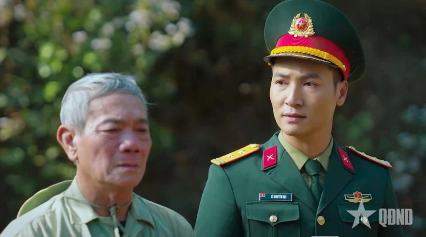 NSND Quốc Trị và diễn viên Mạnh Trường hóa thân vào hai thế hệ Bộ đội Cụ Hồ trong phim "Không thời gian". Ảnh: VFC