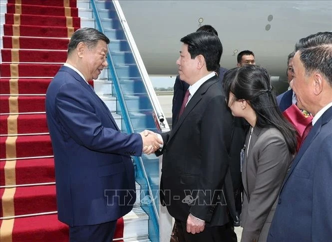 Đồng chí Lương Cường, Ủy viên Bộ Chính trị, Chủ tịch nước Cộng hòa xã hội chủ nghĩa Việt Nam đón Tổng Bí thư, Chủ tịch nước Trung Quốc Tập Cận Bình tại Sân bay quốc tế Nội Bài. Ảnh: TTXVN