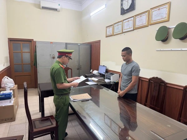 Cơ quan CSĐT Công an tỉnh Ninh Bình công bố lệnh bắt bị can để tạm giam đối với Lê Văn Hải, chủ kênh TikTok "Gia đình Hải Sen".