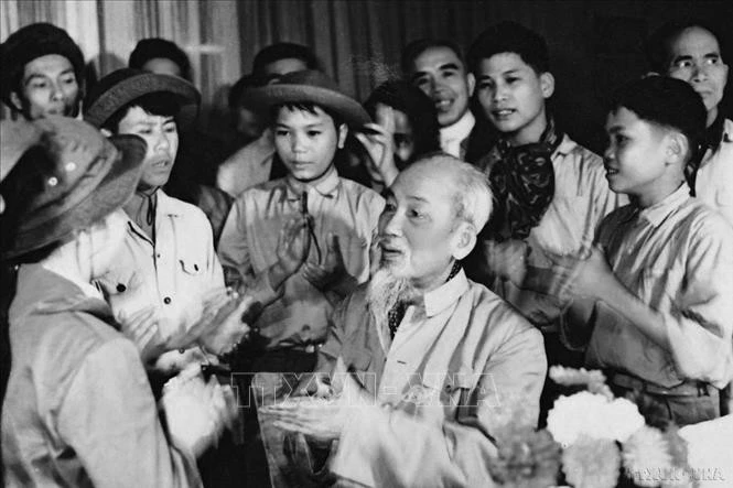 Chủ tịch Hồ Chí Minh gặp các thiếu nhi dũng sĩ miền Nam tại Phủ Chủ tịch năm 1968. Ảnh: TTXVN