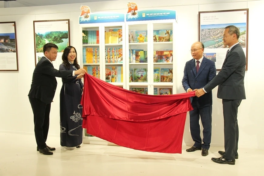 Khai trương Tủ sách tiếng Việt tại Pháp tháng 7-2024. Ảnh: HƯƠNG NGÔ