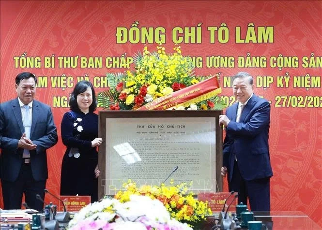 Tổng Bí thư Tô Lâm tặng Thư của Chủ tịch Hồ Chí Minh gửi Hội nghị cán bộ y tế đầu năm 1955. (Ảnh: TTXVN)