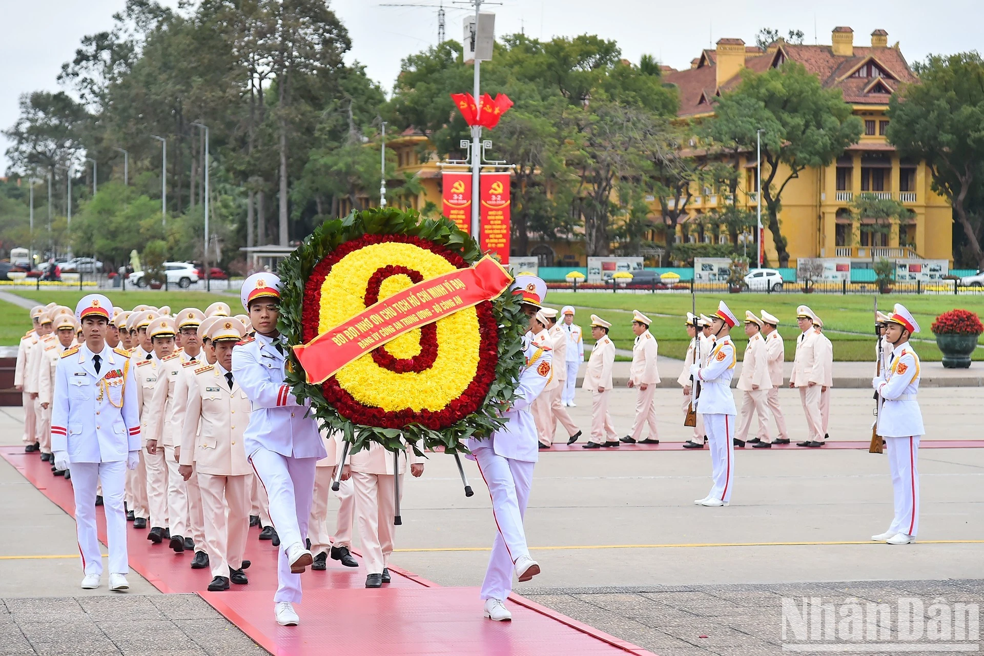 Đoàn đại biểu Đảng ủy Công an Trung ương-Bộ Công an vào Lăng viếng Chủ tịch Hồ Chí Minh.