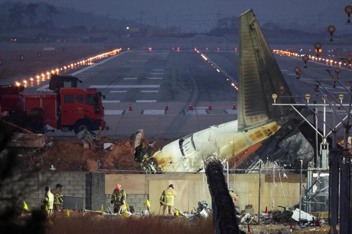 Hiện trường vụ tai nạn máy bay thảm khốc của Hãng hàng không Jeju Air. Ảnh: Reuters