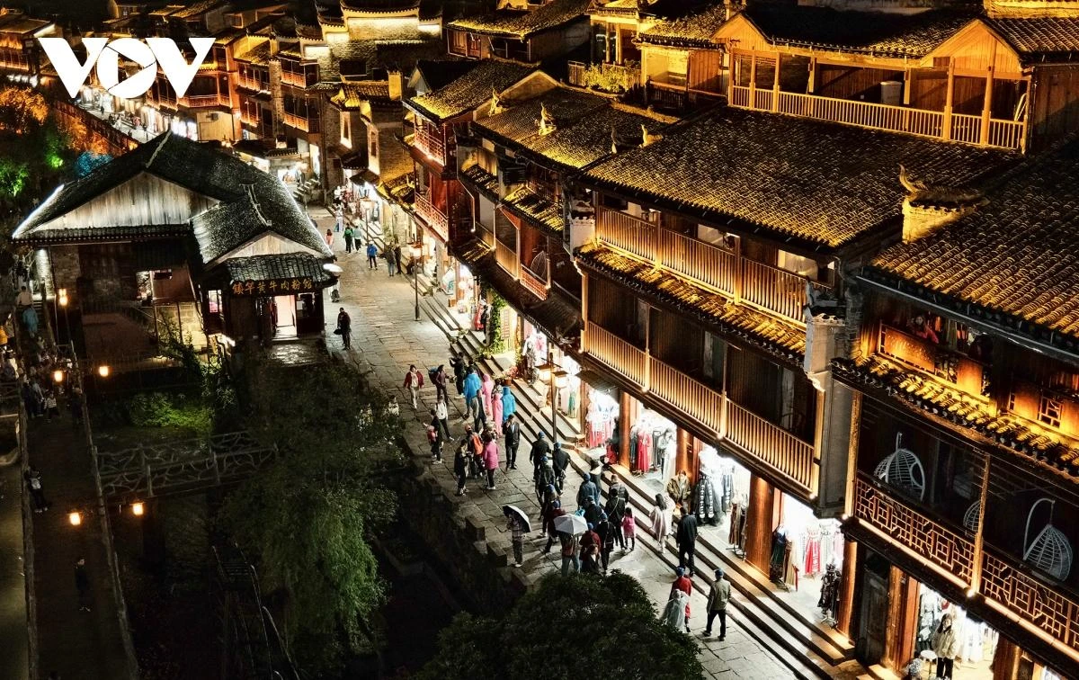 Nằm ở tỉnh Hồ Nam (Trung Quốc), Phượng Hoàng cổ trấn là điểm du lịch thu hút khách Việt Nam.