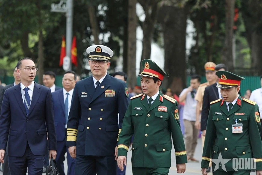 Đại tướng Phan Văn Giang, Ủy viên Bộ Chính trị, Phó Bí thư Quân ủy Trung ương, Bộ trưởng Bộ Quốc phòng và Thượng tướng Đổng Quân, Ủy viên Trung ương Ðảng Cộng sản Trung Quốc, Bộ trưởng Bộ Quốc phòng Trung Quốc tham gia lễ đón.