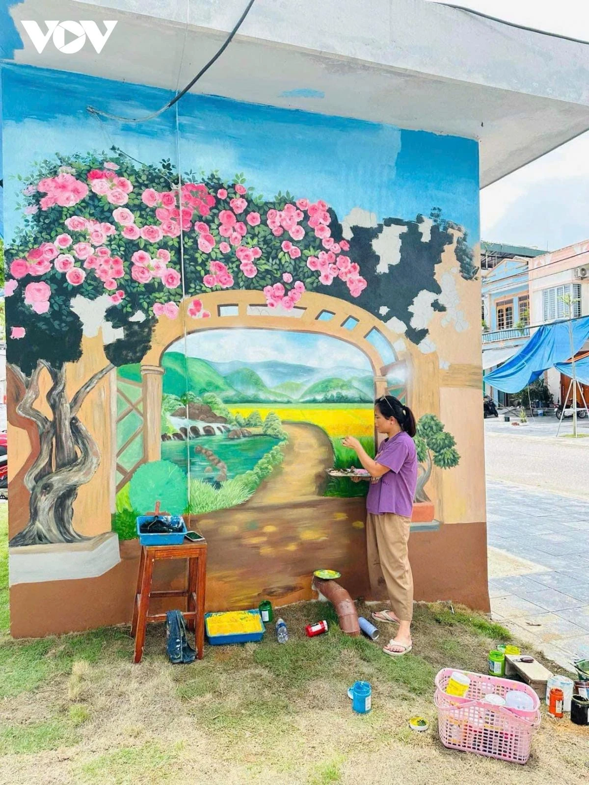 Để chuẩn bị cho phố đi bộ, người dân và các họa sỹ trang trí cho các công trình như trạm nước, trụ điện...