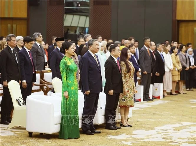 Tổng Bí thư Tô Lâm và Phu nhân cùng Tổng Thư ký ASEAN Kao Kim Hourn và Phu nhân với các đại biểu thực hiện nghi thức chào cờ ASEAN. Ảnh: Thống Nhất/TTXVN