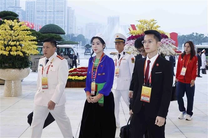 Các đại biểu đến dự phiên khai mạc Đại hội XIV của Đảng. Ảnh: TTXVN