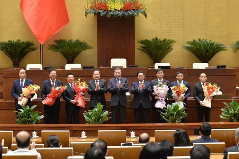 Tổng Bí thư Tô Lâm, Thủ tướng Chính phủ Phạm Minh Chính, Chủ tịch Quốc hội Trần Thanh Mẫn tặng hoa chúc mừng các chức danh được Quốc hội bầu và phê chuẩn bổ nhiệm tại Kỳ họp thứ Tám, Quốc hội khóa XV