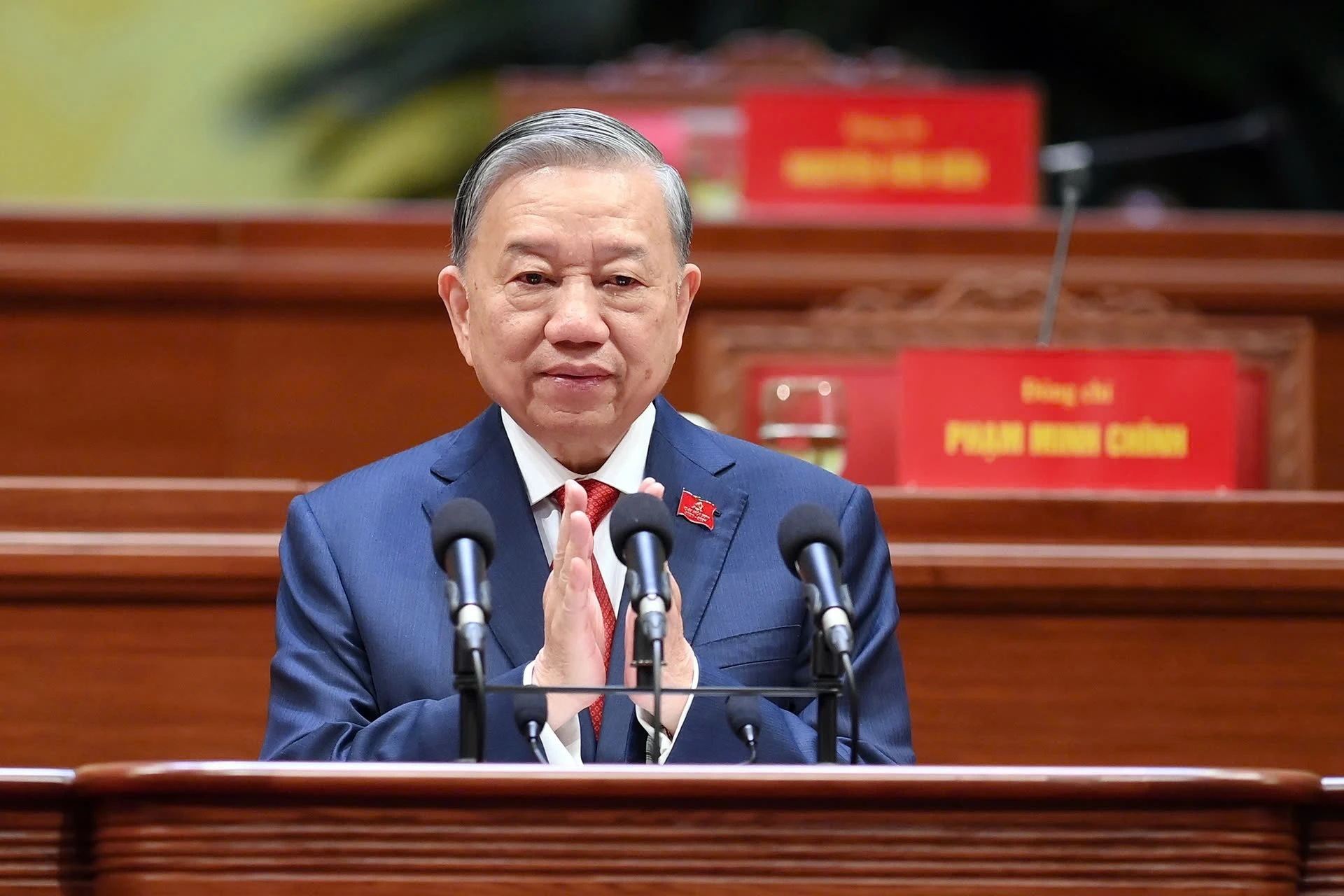 Ban Chấp hành Trung ương Đảng khóa XIV thống nhất tuyệt đối bầu đồng chí Tô Lâm, Tổng Bí thư Ban Chấp hành Trung ương Đảng khóa XIII tiếp tục giữ chức Tổng Bí thư Ban Chấp hành Trung ương Đảng khóa XIV. (Ảnh: THỦY NGUYÊN)