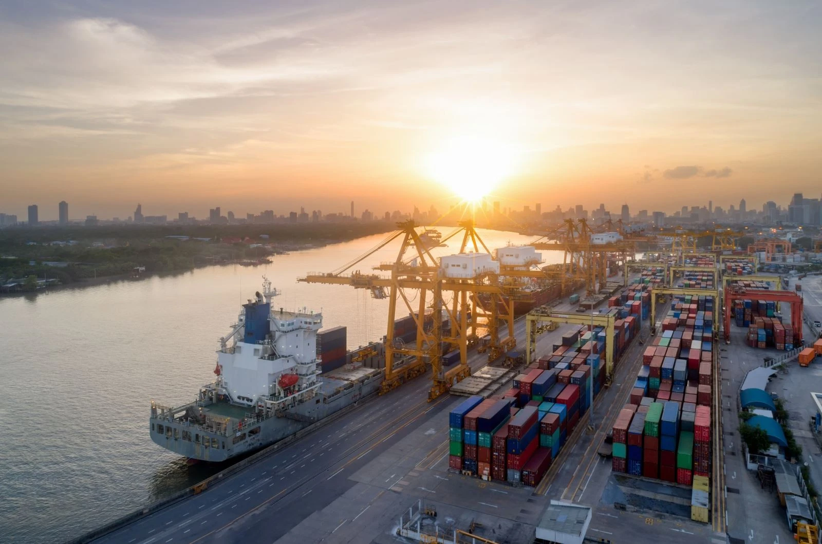 UOB duy trì dự báo tăng trưởng GDP 2025 ở mức 6%, VND sẽ hồi phục từ quý IV/2025.