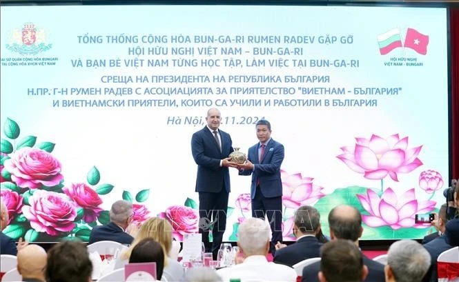 Chủ tịch Liên hiệp các tổ chức hữu nghị Việt Nam Phan Anh Sơn tặng quà lưu niệm cho Tổng thống Bulgaria Rumen Radev. (Ảnh: TTXVN)