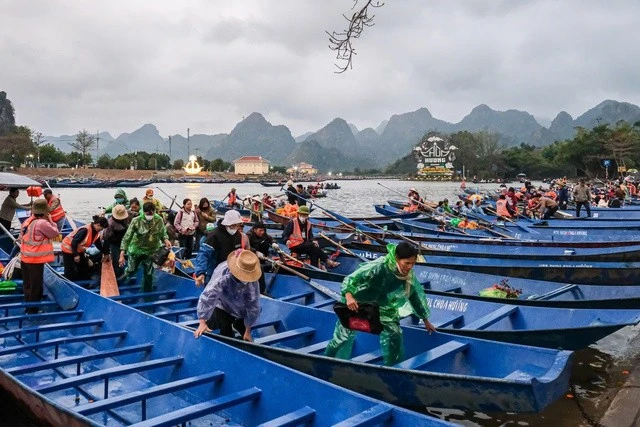 Dòng người ghé đền Trình trước khi theo đò lên Chùa Hương.