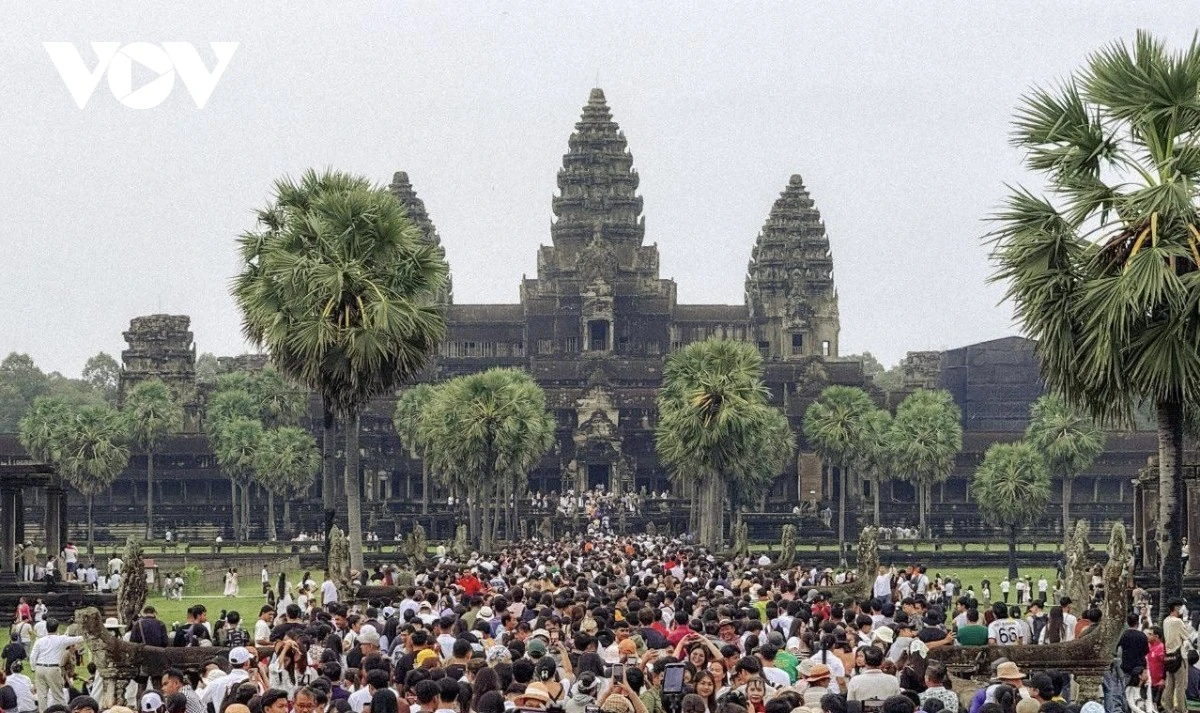 Du khách tham quan đền Angkor Wat, Campuchia.