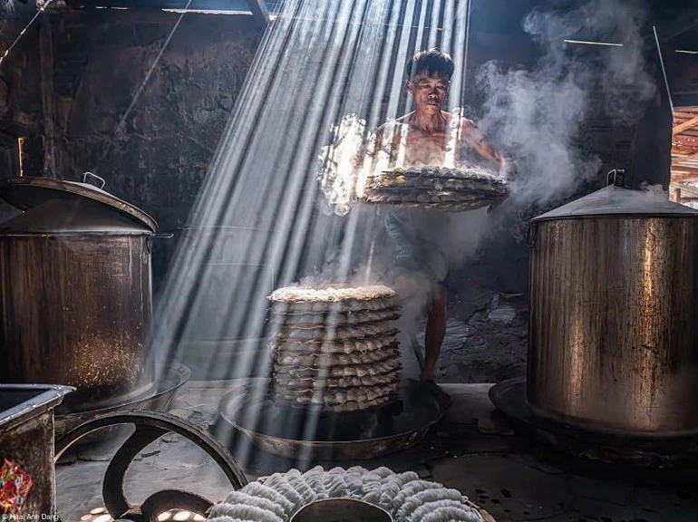 Bức ảnh giới thiệu một món ăn truyền thống đồng thời là nét đẹp văn hóa Việt Nam.