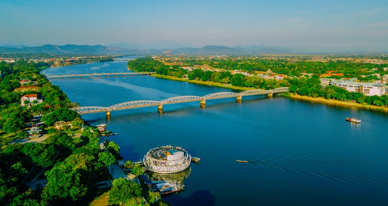 Quốc hội đã thông qua với tỷ lệ tán thành cao Nghị quyết về thành lập thành phố Huế trực thuộc Trung ương (sau 20 năm, Bộ Chính trị, Trung ương, Quốc hội mới quyết định thêm 1 thành phố trực thuộc Trung ương, cả nước có 6 thành phố trực thuộc Trung ương)
