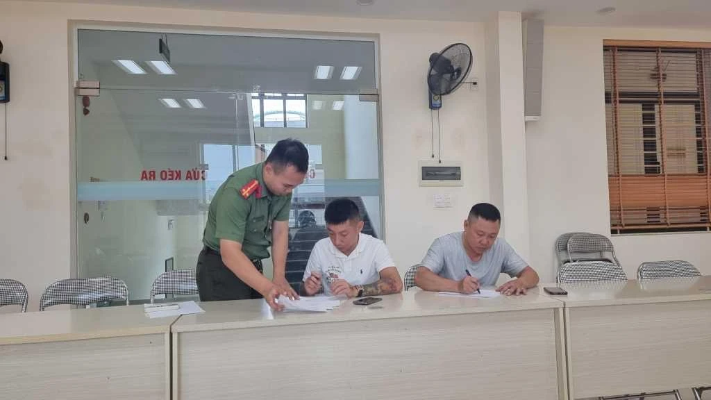 Chiều 15/8, Công an TP Hạ Long đã làm việc với người sử dụng tài khoản Facebook đăng tải bài viết đưa thông tin sai lệch về việc sơn lá cờ Tổ quốc tại phường Yết Kiêu, TP Hạ Long, tỉnh Quảng Ninh.