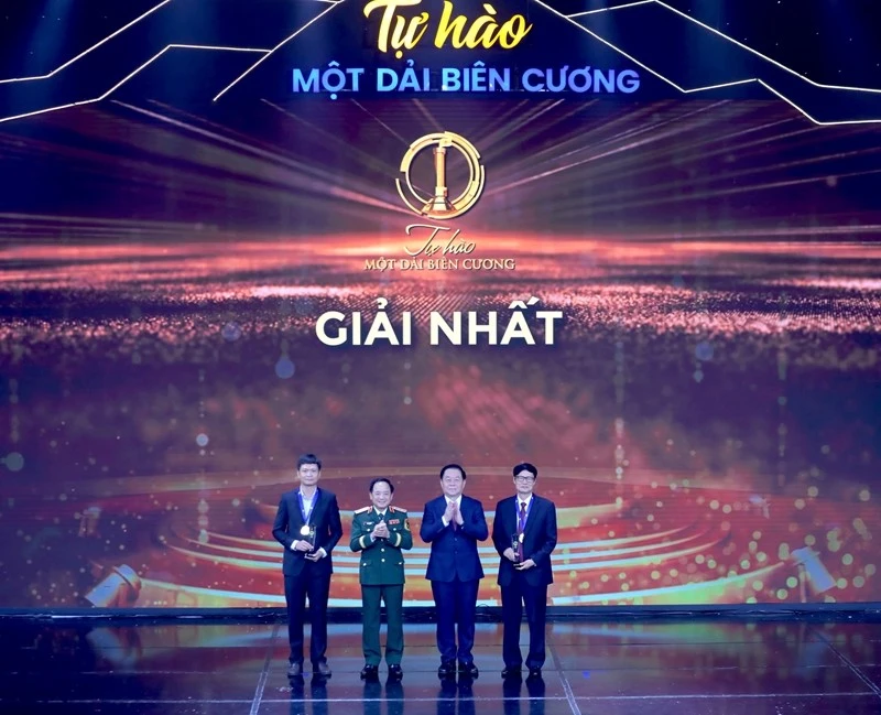 Trưởng Ban Tuyên giáo Trung ương Nguyễn Trọng Nghĩa và Chủ nhiệm Tổng cục chính trị Quân đội nhân dân Việt Nam Trịnh Văn Quyết trao giải cho tác giả đoạt giải Nhất cuộc thi.