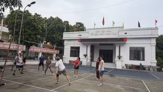 Người dân luyện tập thể dục, thể thao tại sân nhà văn hóa khu dân cư