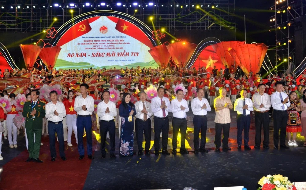 Ấn tượng Chương trình nghệ thuật đặc biệt kỷ niệm 80 năm Ngày thành lập Đảng bộ tỉnh Yên Bái và chào mừng thành lập tỉnh Lào Cai (mới) ảnh 9