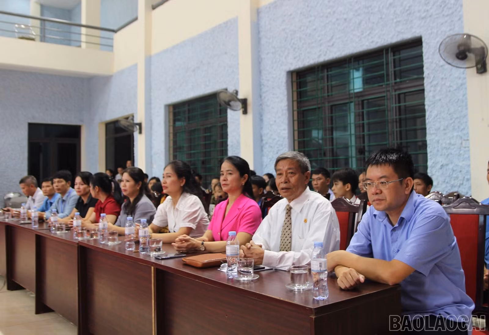 Các đại biểu dự buổi trao tặng.