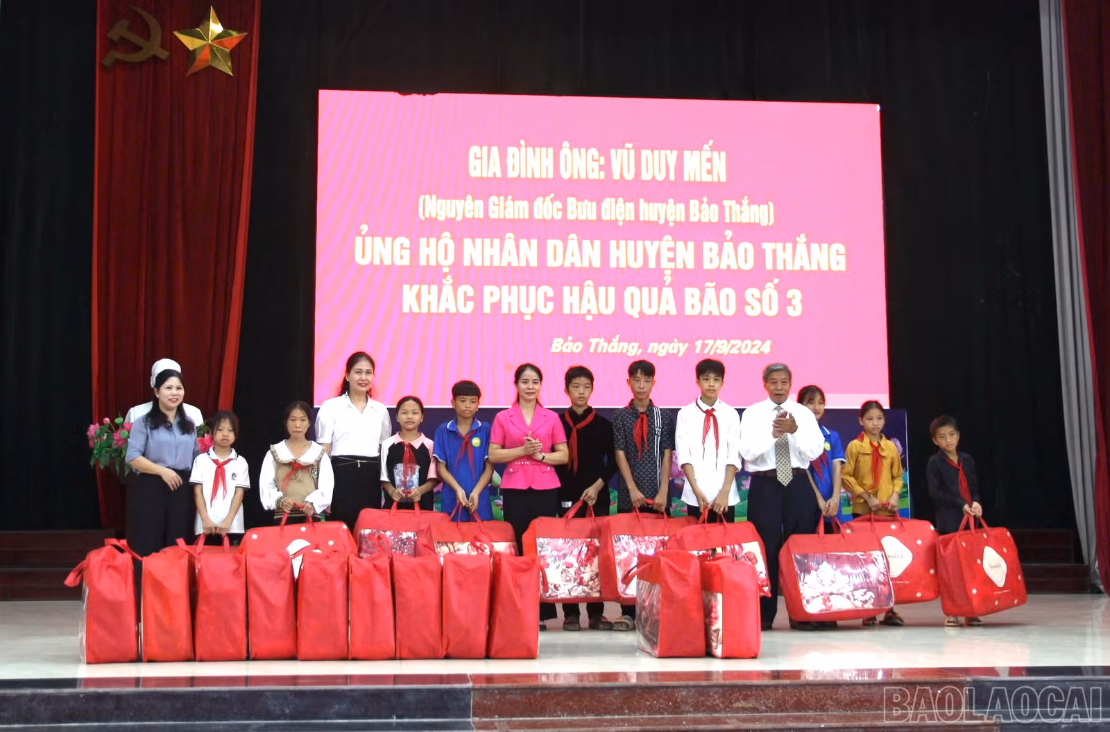 Trao tặng chăn cho người dân.