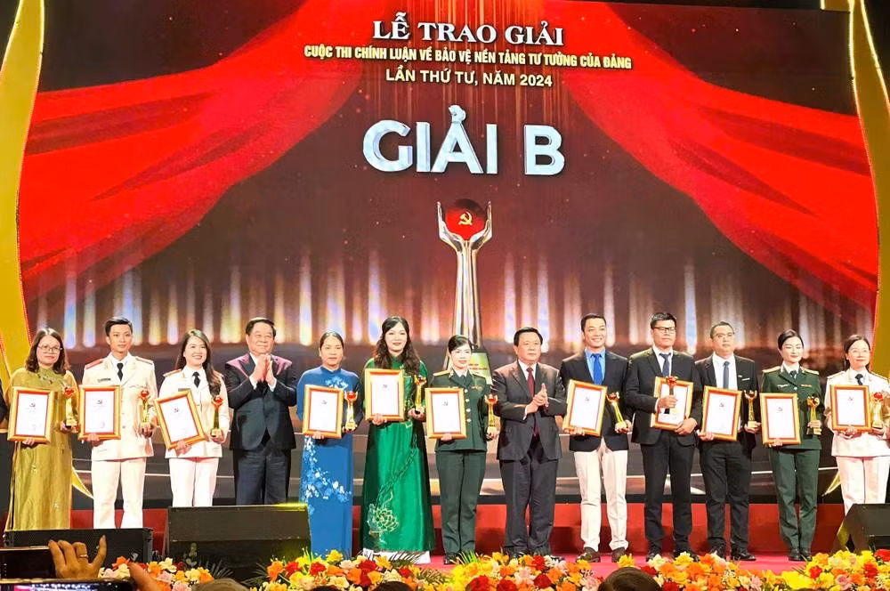 Ban tổ chức trao giải B cho các tác giả và nhóm tác giả (Ảnh PV/Vietnam+)