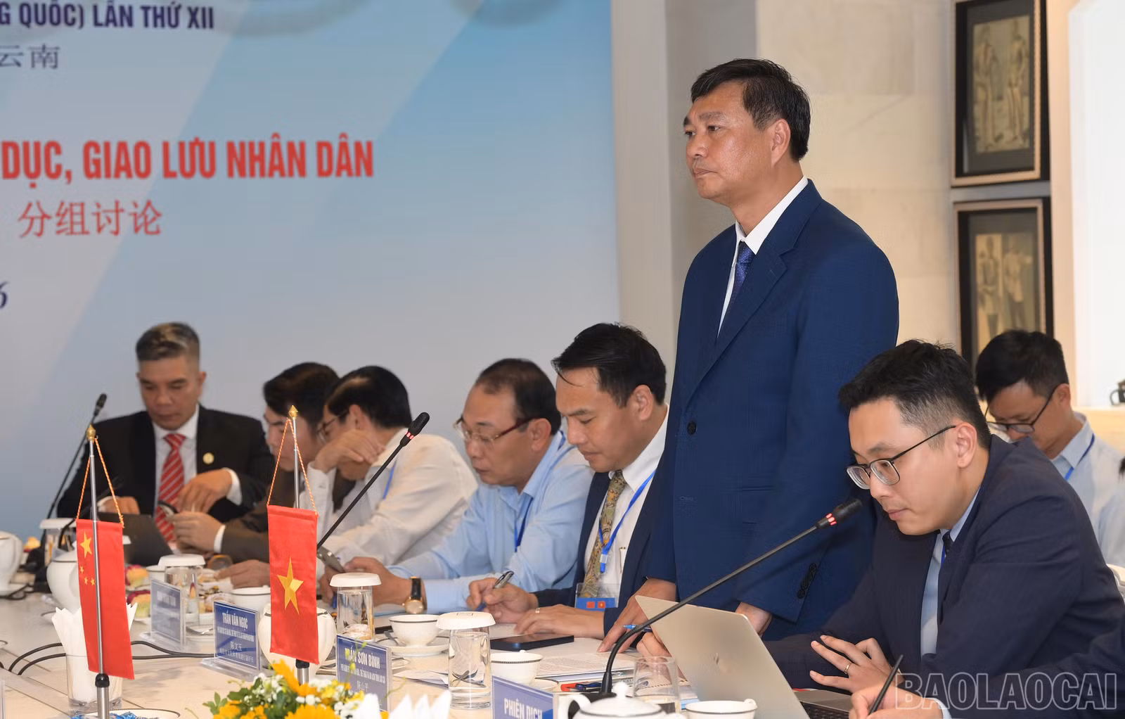 Ông Trần Sơn Bình - Phó Giám đốc Sở Văn hóa - Thể thao và Du lịch tỉnh Lào Cai phát biểu khai mạc phiên thảo luận.