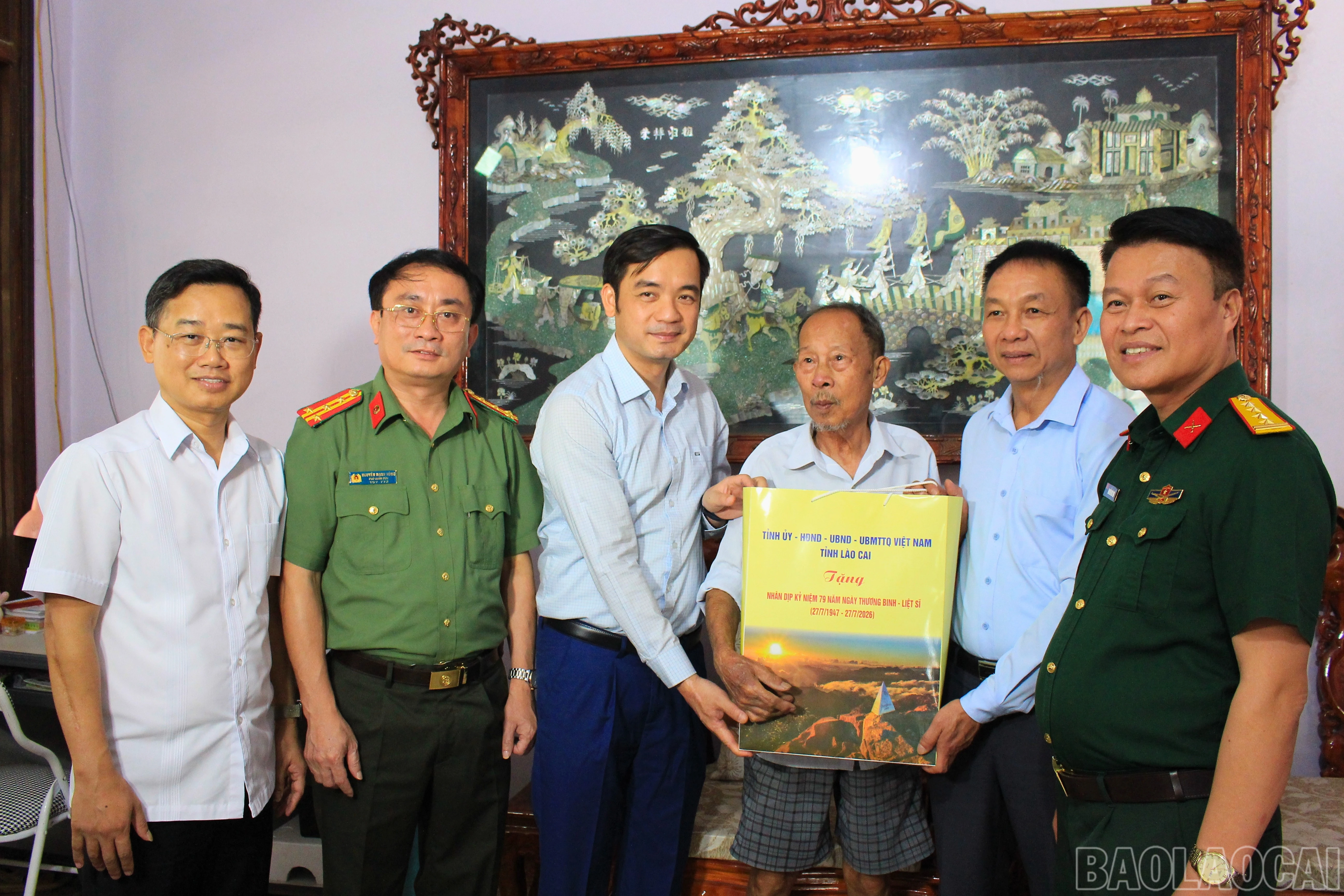 Đoàn công tác của tỉnh thăm hỏi, động viên và trao quà cho gia đình ông Trần Hoàng Bách, thôn Bắc Hà, xã Bắc Hà.