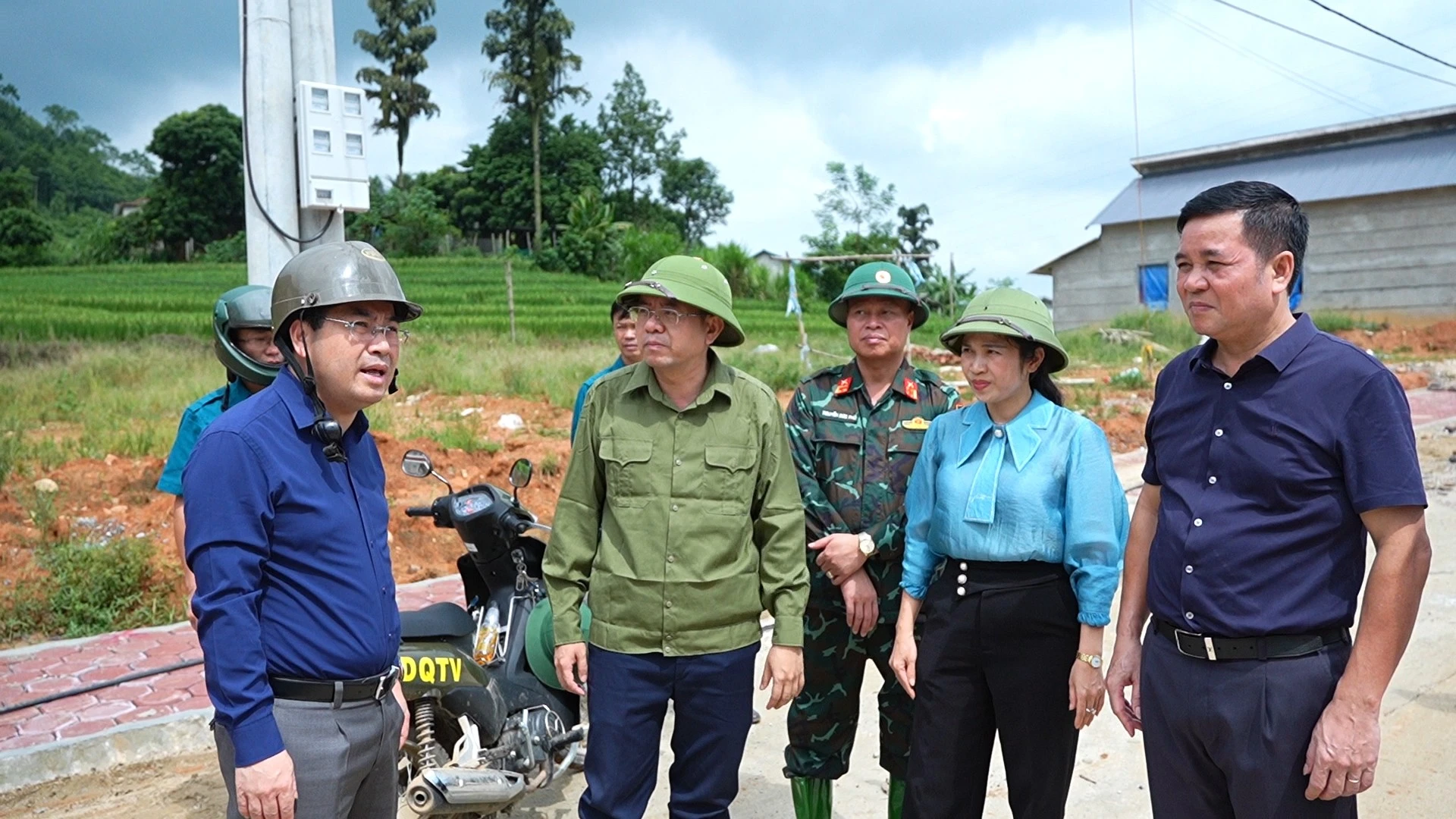 Đồng chí Nguyễn Tuấn Anh - Phó Bí thư Tỉnh ủy trực tiếp chỉ đạo tại hiện trường các điểm sạt lở.