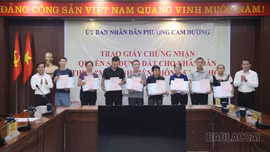 Trao giấy chứng nhận quyền sử dụng đất theo “Mô hình liên thông 5 tại chỗ”