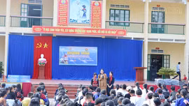 Tặng quà và tuyên truyền kỹ năng sống cho học sinh Mường Bo