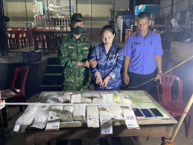 Đối tượng Nguyễn Yến Nhi cùng tang vật.