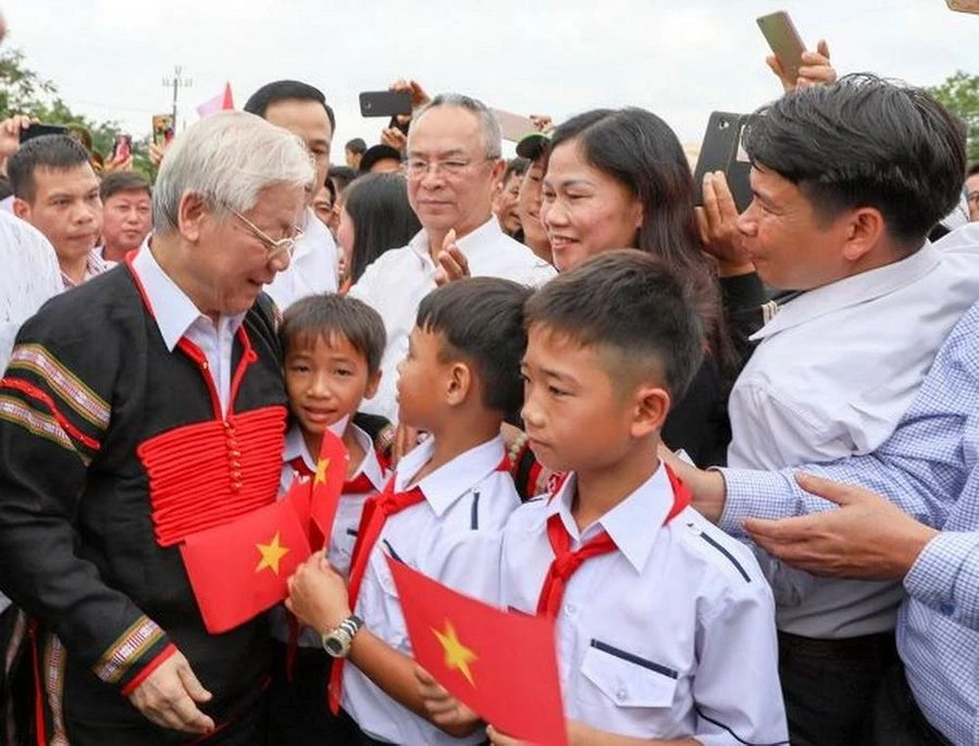 Tổng Bí thư Nguyễn Phú Trọng chung vui Ngày hội Đại đoàn kết cùng đồng bào xã Dur Kmăl (Krông Ana, Đắk Lắk). Ảnh: gdtd.vn