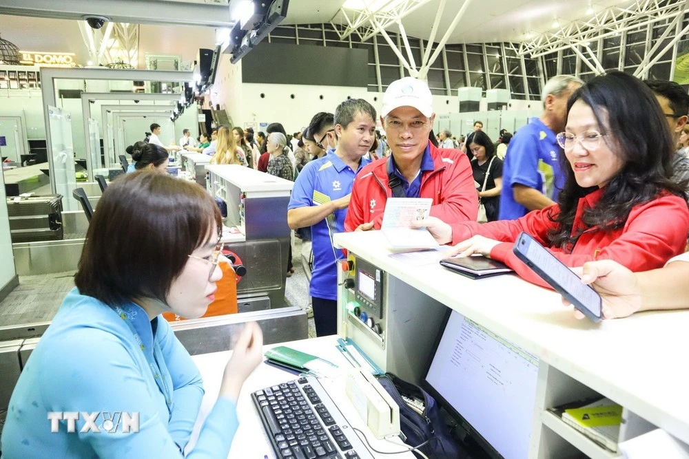 Đoàn Thể thao Việt Nam làm thủ tục tại sân bay.