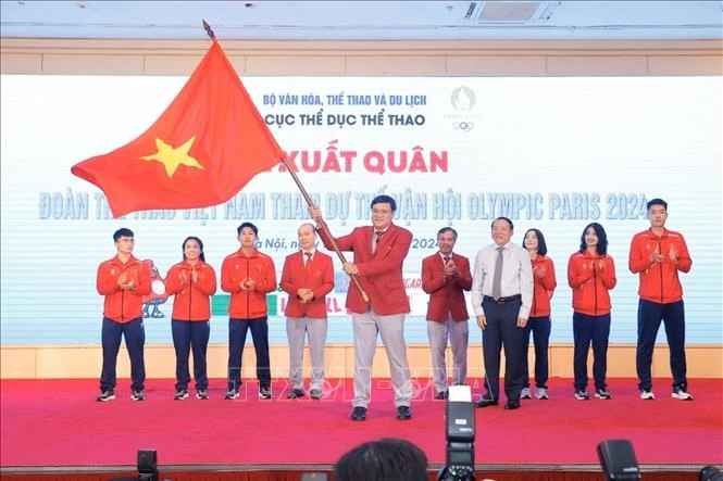 Bộ trưởng Bộ Văn hóa, Thể thao và Du lịch Nguyễn Văn Hùng, Chủ tịch Ủy ban Olympic Việt Nam trao cờ cho Đoàn Thể thao Việt Nam tham dự Olympic Paris 2024, ngày 17/7/2024.