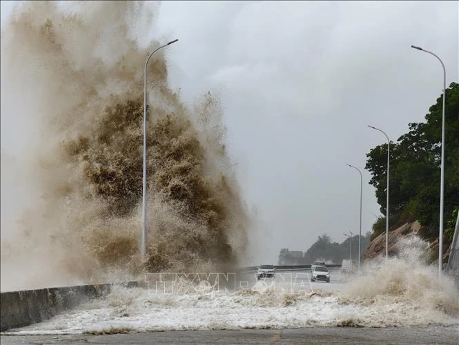 Sóng lớn xô vào bờ biển trước bão Gaemi tại tỉnh Phúc Kiến, Trung Quốc, ngày 25/7.