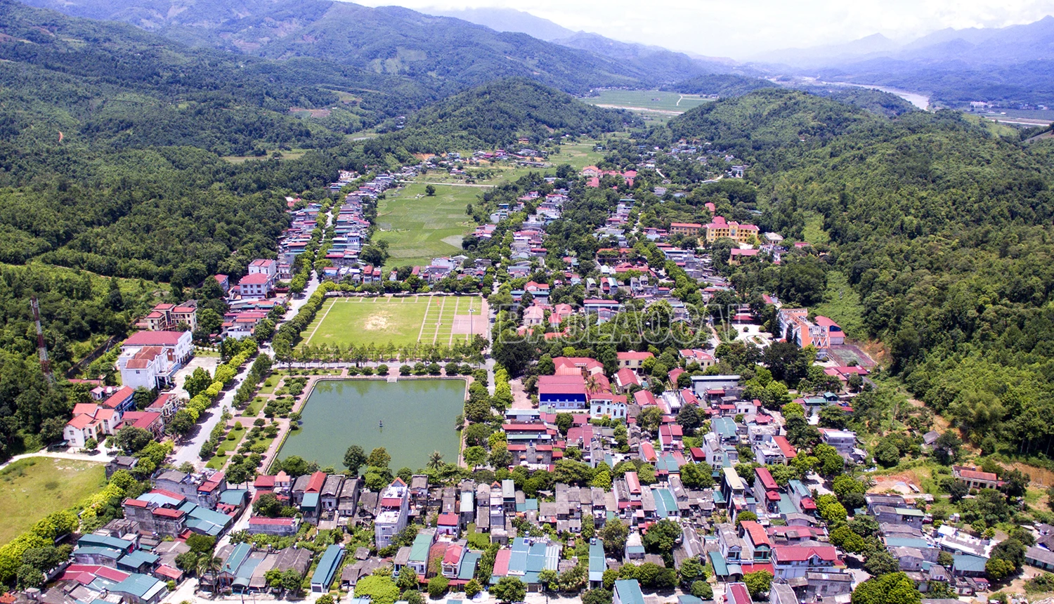 trung-tam-huyen-bat-xat-ngay-mot-phat-trien-750.jpg