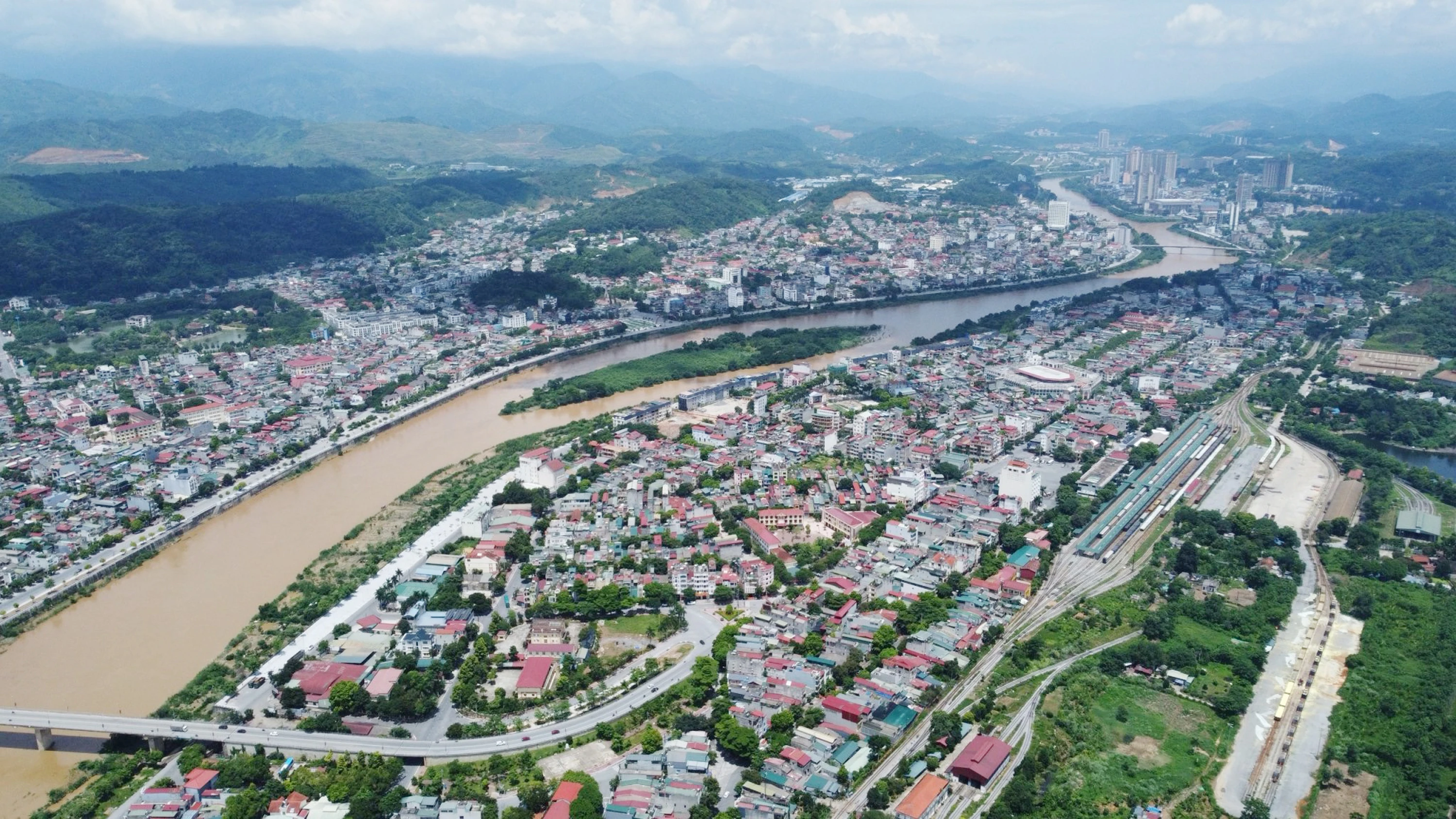 thanh-pho-lao-cai-dang-huong-toi-do-thi-loai-1-2193.jpg