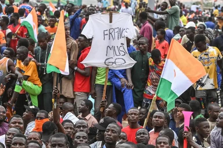 Người biểu tình gần căn cứ quân sự Pháp ở thủ đô Niamey (Niger) hôm 2/9.
