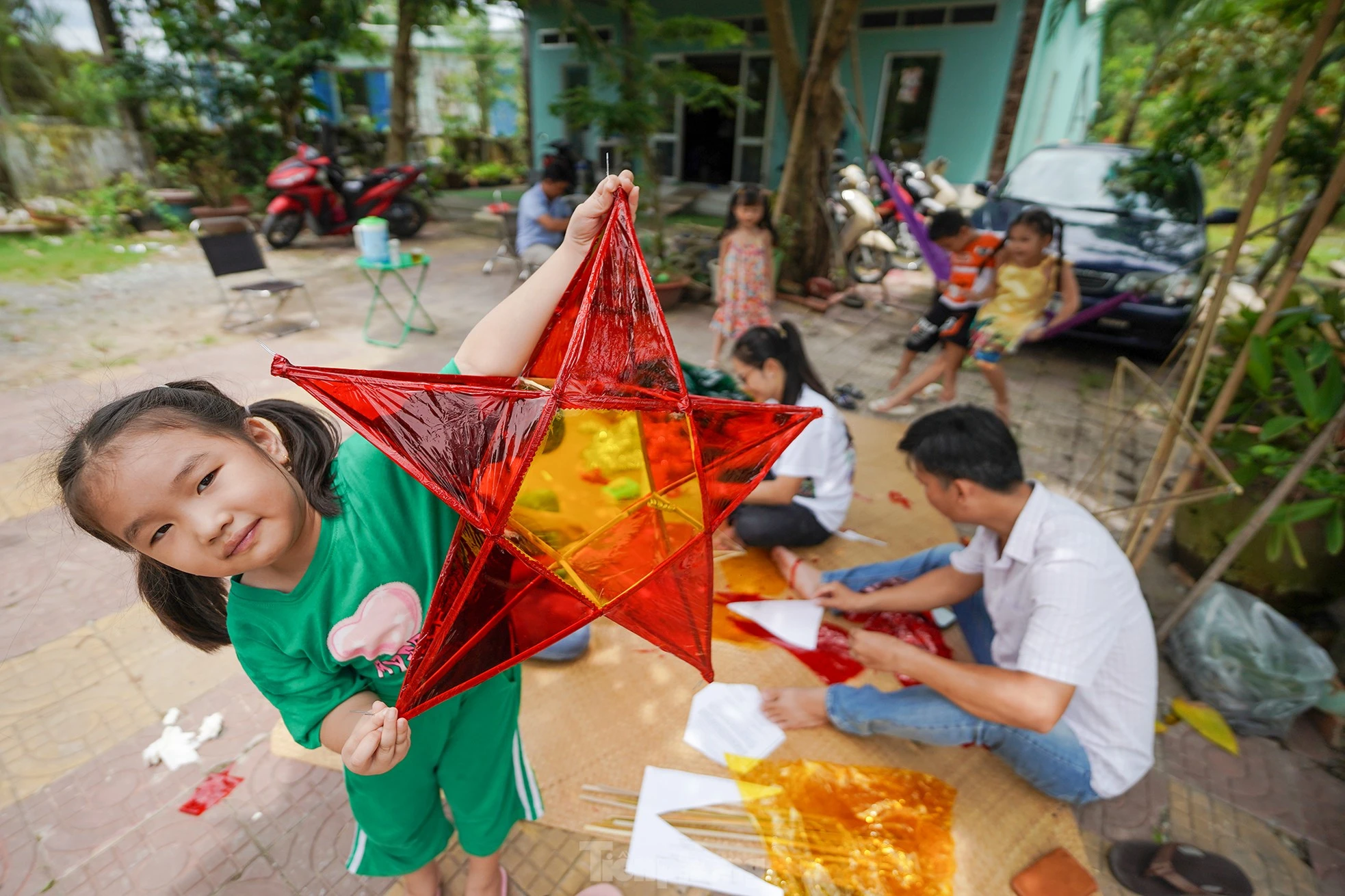 Hình ảnh những chiếc đèn ông sao đã in sâu trong ký ức mỗi người, nó gọi về ký ức tuổi thơ với niềm háo hức có được chiếc đèn để trông trăng. Trung thu xưa, mỗi dịp Rằm tháng tám, các ông bố bà mẹ lại rục rịch vót tre, mua nến làm cho mấy đứa nhỏ chiếc đèn ông sao đón Trung thu. Anh Quốc Tuấn (đứng) hỗ trợ đắc lực cho nhóm phụ huynh thực hiện những chiếc lồng đèn.