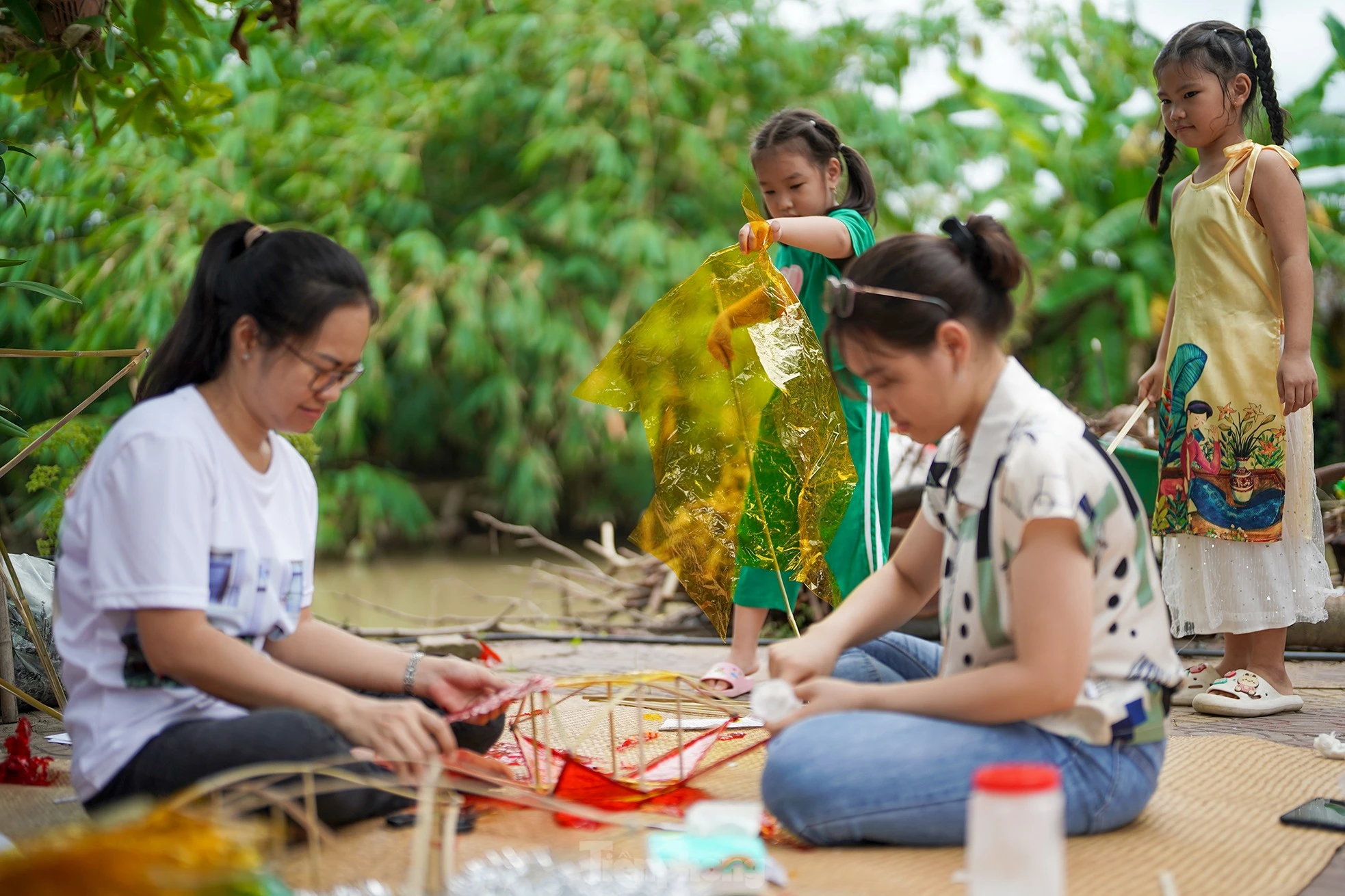Để làm chiếc đèn ông sao theo kiểu truyền thống, nhóm phụ huynh này chuẩn bị một số nguyên liệu cơ bản như thanh tre để làm khung cho chiếc đèn, dây kẽm, keo dán, giấy bóng kính màu hoặc giấy gói quà tùy theo sở thích của mỗi người.