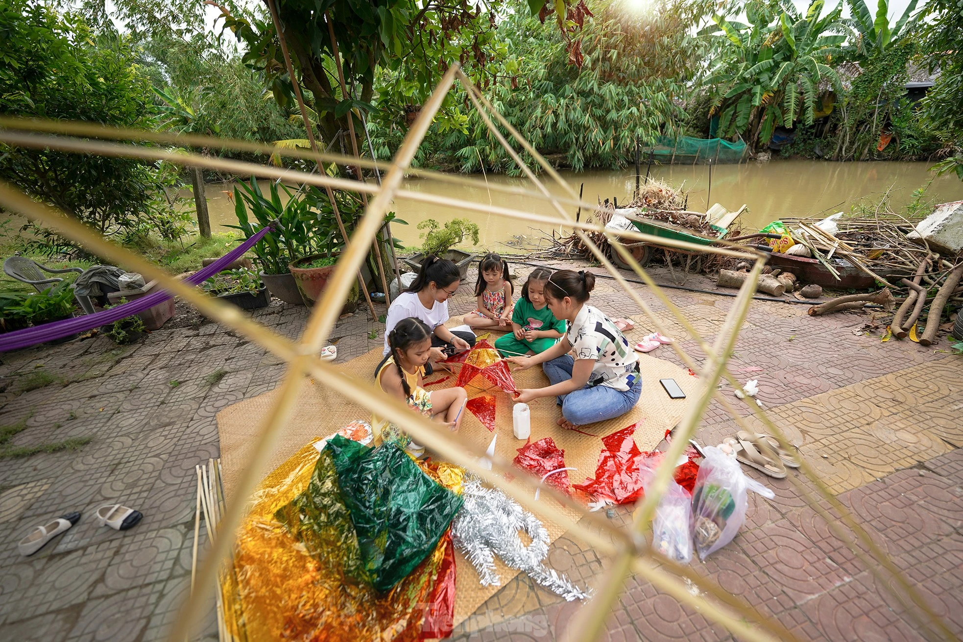 Tranh thủ ngày nghỉ, nhóm của chị Kim Thoa và chị Hồng Nhung dẫn các bạn nhỏ về khu nhà vườn của bạn mình là chị Thu Lan nằm ở ngoại ô TP Tân An (ngụ ấp Bình Nam, xã Bình Tâm) để cùng nhau đi chặt tre, làm lồng đèn để đón trung thu.