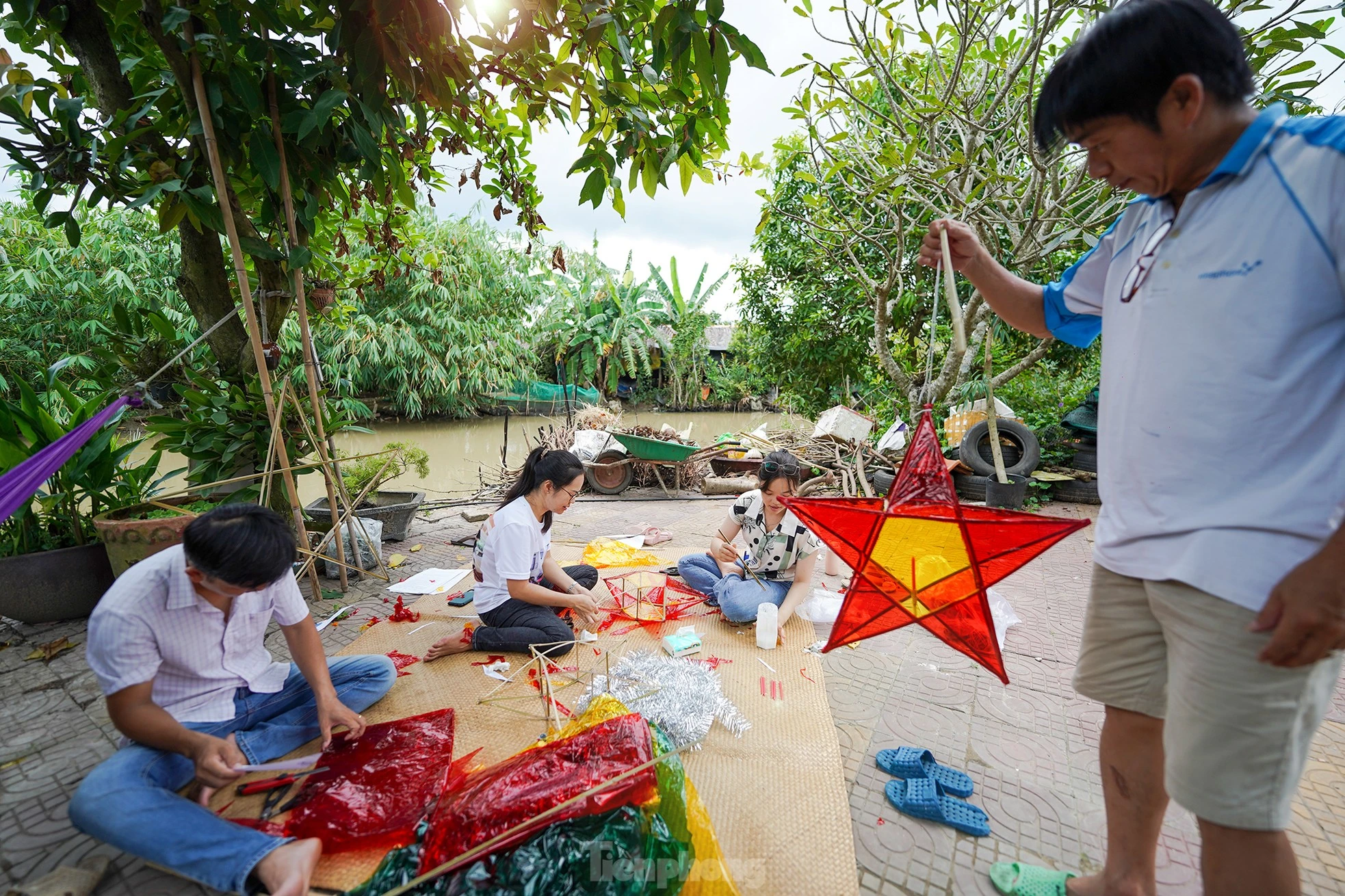 Hình ảnh những chiếc đèn ông sao đã in sâu trong ký ức mỗi người, nó gọi về ký ức tuổi thơ với niềm háo hức có được chiếc đèn để trông trăng. Trung thu xưa, mỗi dịp Rằm tháng tám, các ông bố bà mẹ lại rục rịch vót tre, mua nến làm cho mấy đứa nhỏ chiếc đèn ông sao đón Trung thu. Anh Quốc Tuấn (đứng) hỗ trợ đắc lực cho nhóm phụ huynh thực hiện những chiếc lồng đèn.