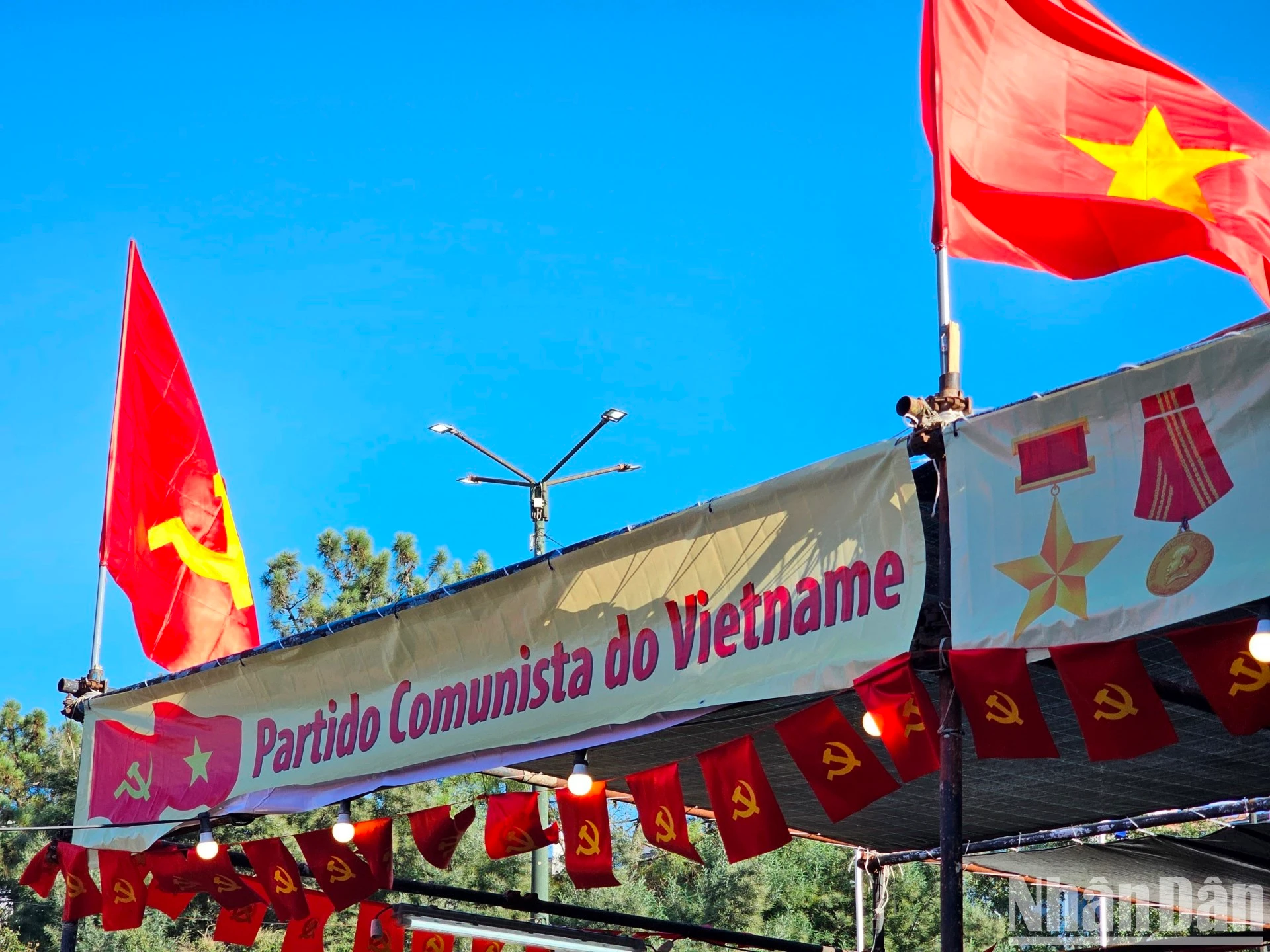 Gian trưng bày Việt Nam, do Báo Nhân Dân tổ chức, nổi bật trong Khu Quốc tế tại Hội báo Avante năm 2023.