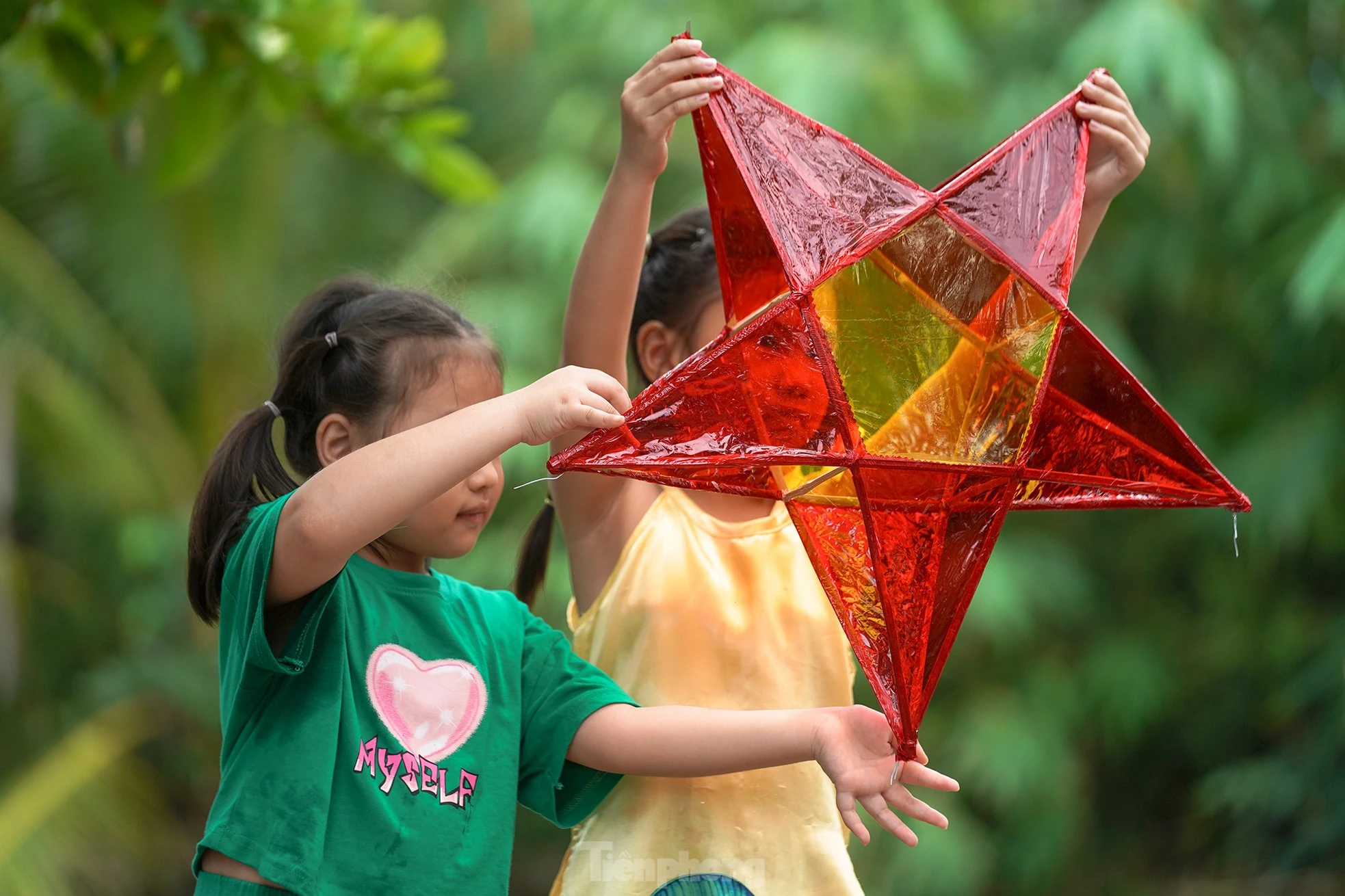 Bé Cát Tường, bé Phương Thảo, bé Lương Khả Hân (áo dài, 6 tuổi, học sinh trường tiểu học TT Tầm Vu) háo hức khoe thành quả.