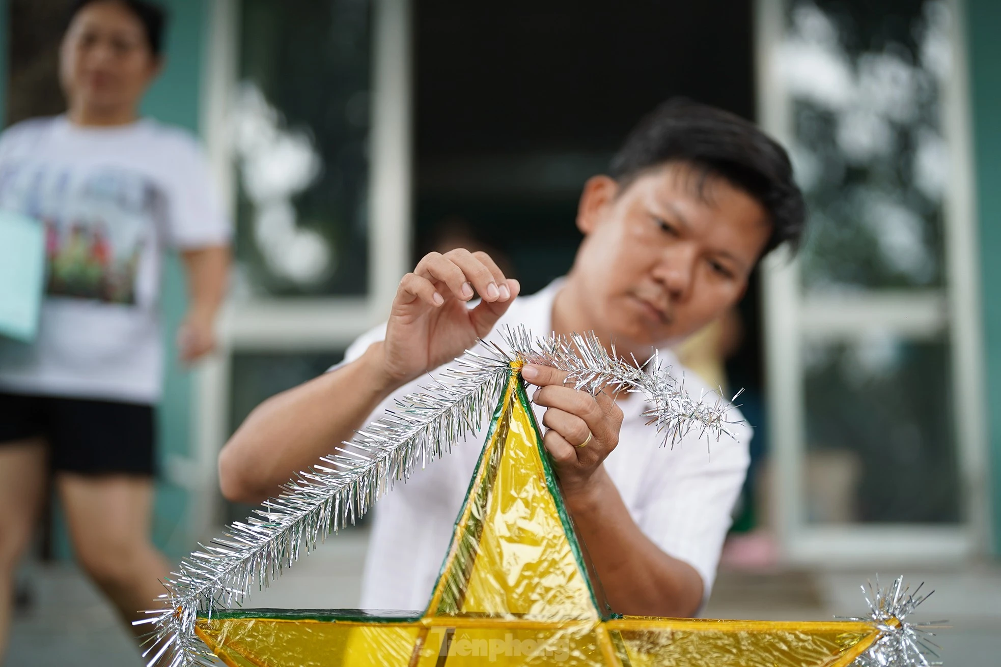 Hình ảnh những chiếc đèn ông sao đã in sâu trong ký ức mỗi người, nó gọi về ký ức tuổi thơ với niềm háo hức có được chiếc đèn để trông trăng. Trung thu xưa, mỗi dịp Rằm tháng tám, các ông bố bà mẹ lại rục rịch vót tre, mua nến làm cho mấy đứa nhỏ chiếc đèn ông sao đón Trung thu. Anh Quốc Tuấn (đứng) hỗ trợ đắc lực cho nhóm phụ huynh thực hiện những chiếc lồng đèn.
